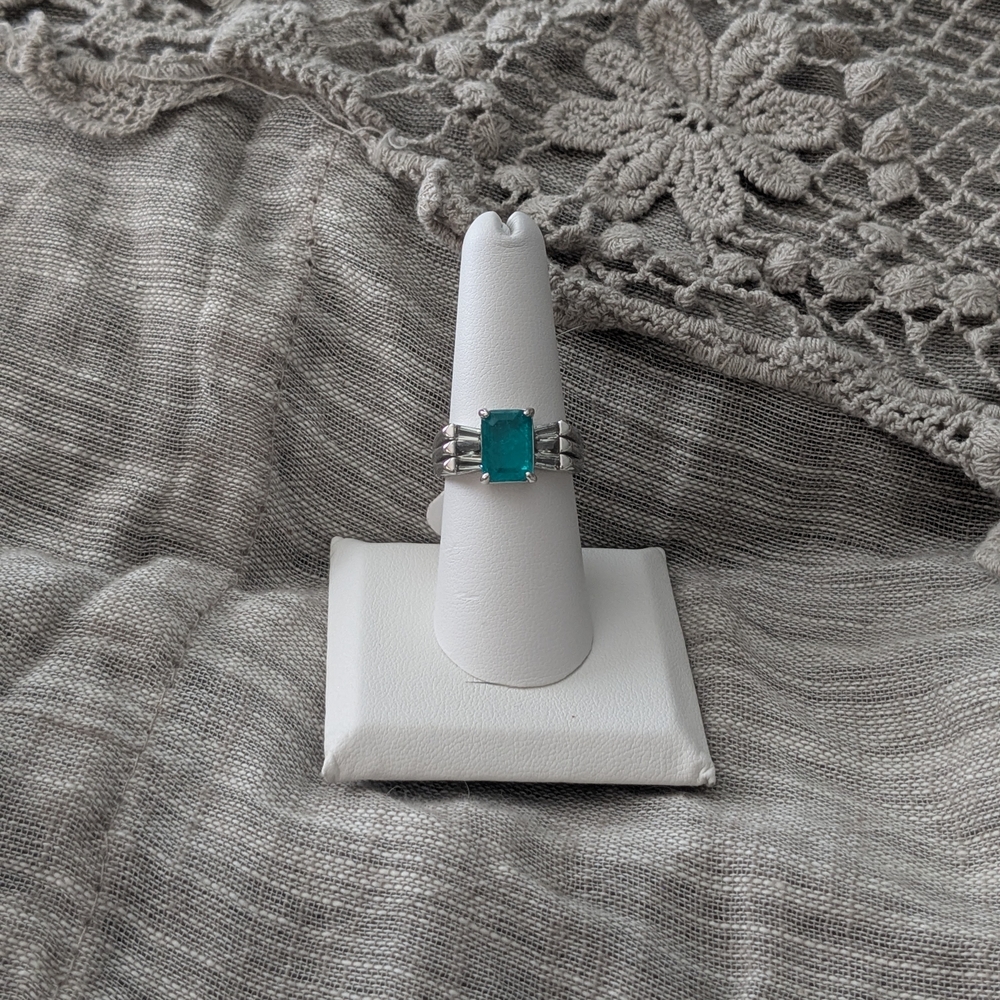 Elegant Silver Ring with Teal Gemstone